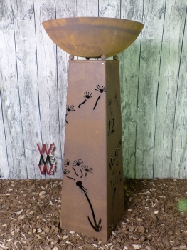 Namenssäule, trapezförmige Säule mit runder Schale "Pusteblumenmotiv"